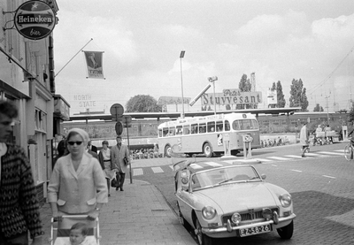 831175 Gezicht in de Leidseweg te Utrecht met op de achtergrond de hoek met het Stationsplein en de ingang van de Van ...